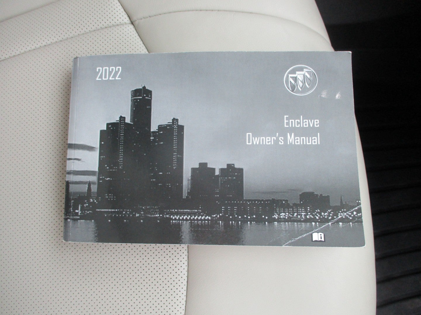 2022 Buick Enclave Essence