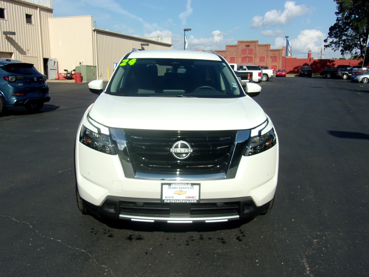 2024 Nissan Pathfinder SL